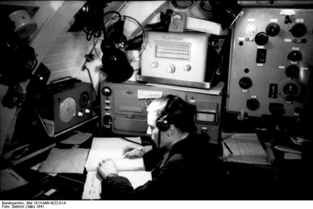 Bundesarchiv_Bild_101II-MW-4222-01A_Enigma_auf_U-Boot_U-124.jpg
